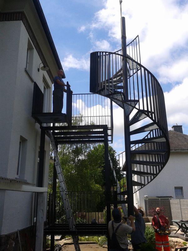 Montaż spiralnych schodów metalowych